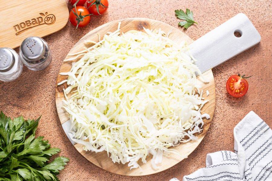 Капусту тонко нашинкуйте.