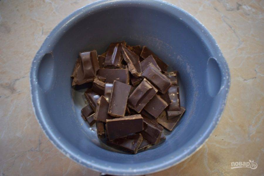 Шоколад поломайте на кусочки и сложите в небольшой ковш.