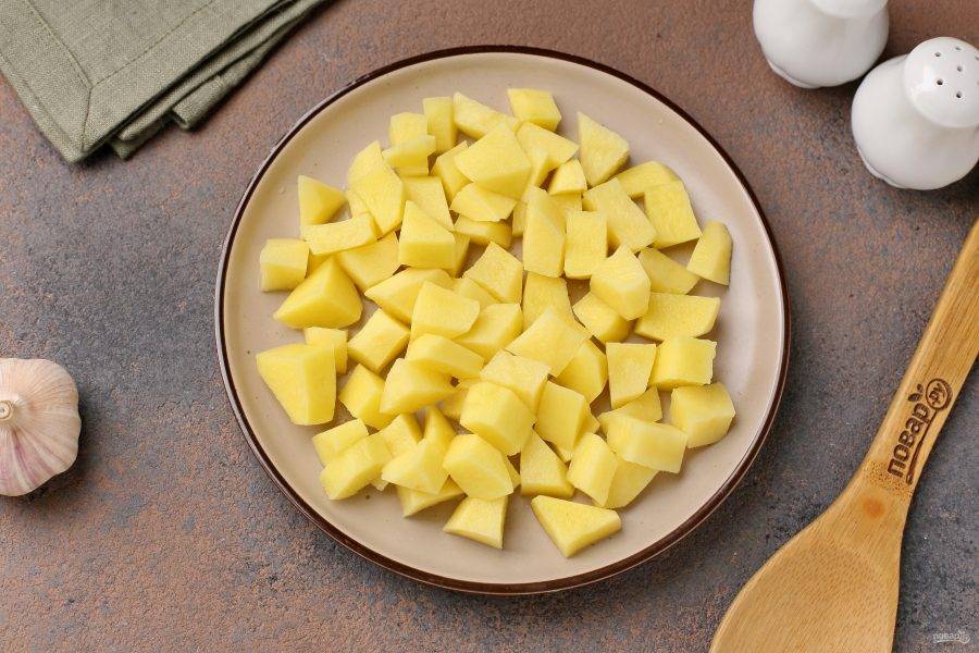 Картофель очистите и нарежьте кубиками.