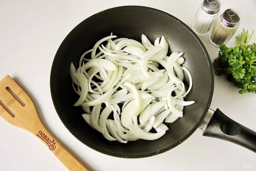 Переложите картофель пока на тарелку, а на эту же сковороду положите нарезанный перьями лук.