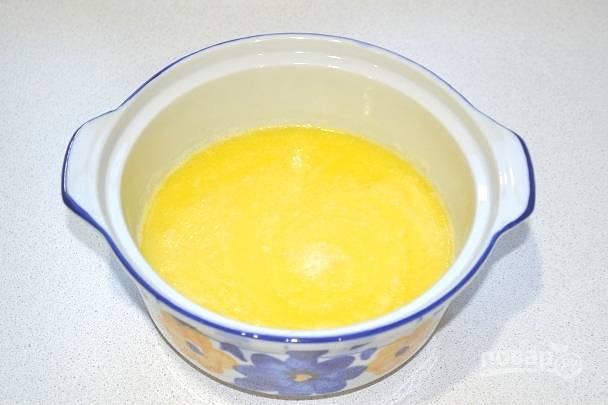 5. Масло с водой доведите до кипения. Добавьте щепотку соли.