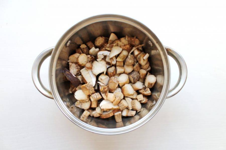 Во втором варианте порезанные грибы опустите в кипящую воду, и бланшируйте грибы в течение 5 минут. 