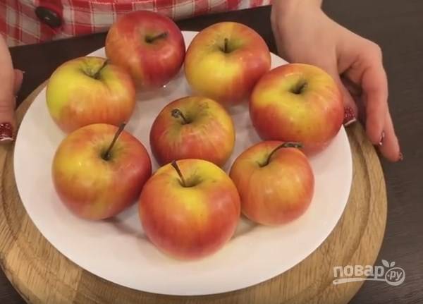 1. Время выпечки яблок зависит от их размера, поэтому выберите яблоки одинакового размера.