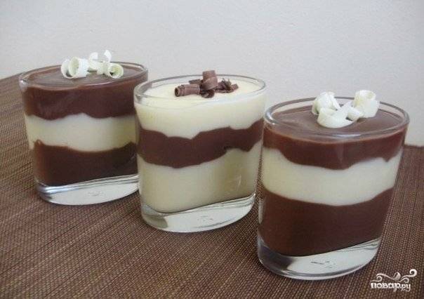 4.	Для подачи десерта в стаканчики наливаем обе массы слоями, в холодильник их ставить не нужно, подаем блюдо не горячим, а теплым, украшаем шоколадом. 