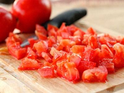 4. Сняв кожуру, нарезаем томаты кубиками. Если нет времени возиться с кожурой, помидоры можно оставить как есть.