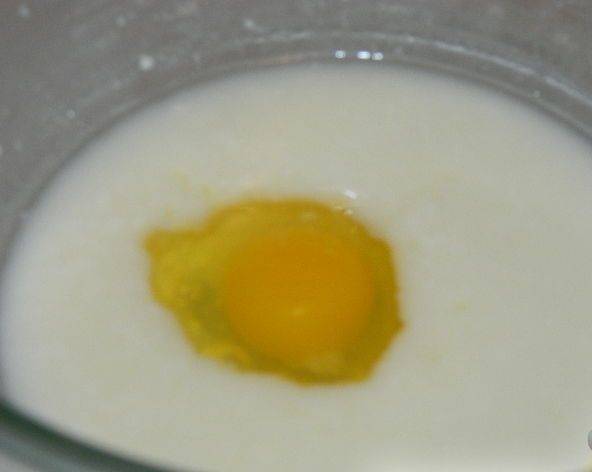2. Берем два стакана молока и добавляем в него уксус. Оставляем на 10 минут, после чего молоко прокиснет. Теперь можно вбивать яйцо, взбивать и добавлять все остальные ингредиенты.