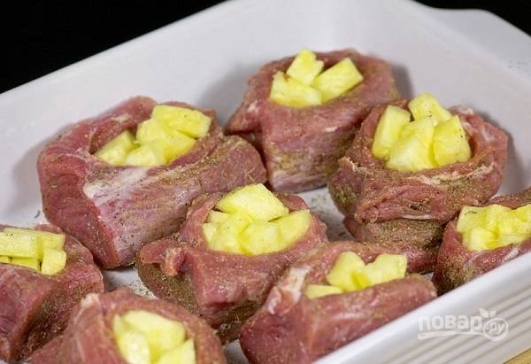5. Наполните мясо ананасами и отправьте форму в духовку минут на 40. 