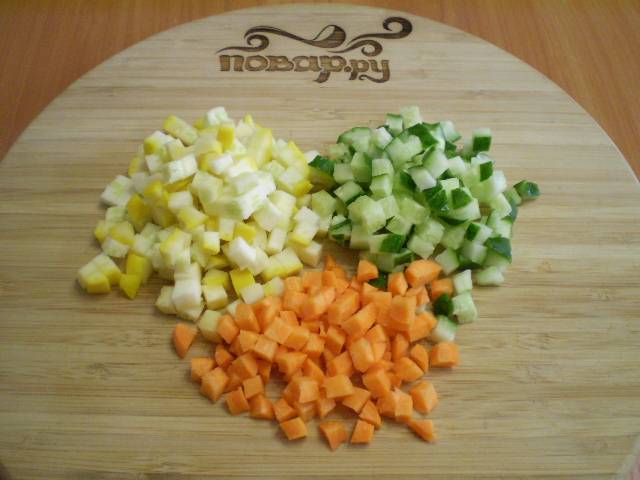 Порежьте все овощи одинаковыми кубиками небольшого размера.
