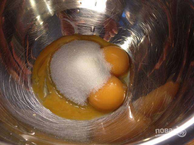 1.	Первым делом отделите желтки от белков. Выложите в миску желтки и добавьте к ним половину сахара.