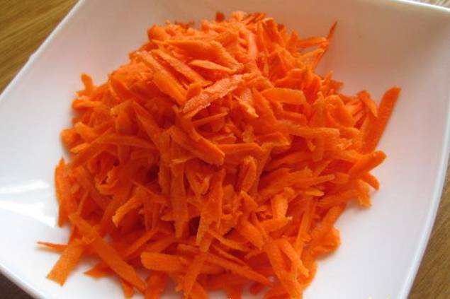 1. Как сделать минтай в сметанном соусе? Все довольно просто. Для начала необходимо заняться приготовлением заправки. Сперва нужно вымыть и очистить морковь. Натереть на средней терке. 