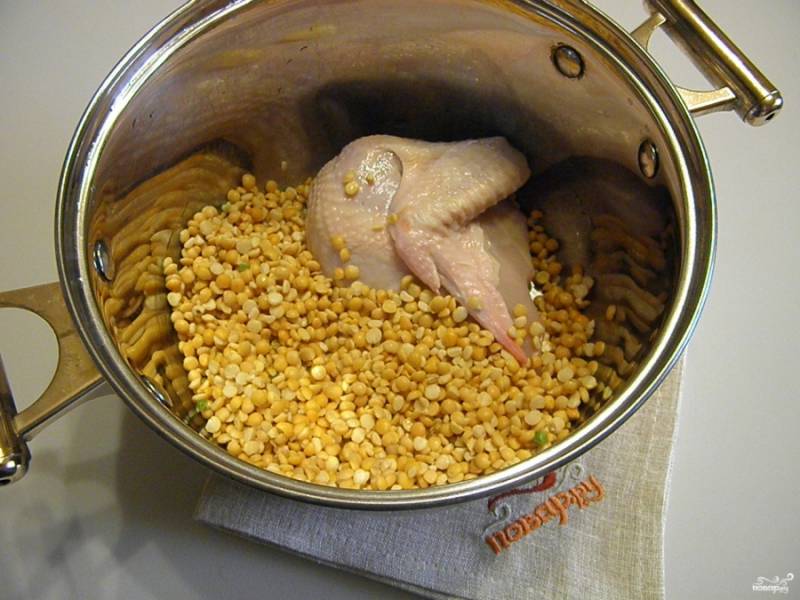 В кастрюлю положите цыпленка и горох, залей водой, варите до мягкости гороха. Огонь минимальный, в процессе можно посолить по вкусу.