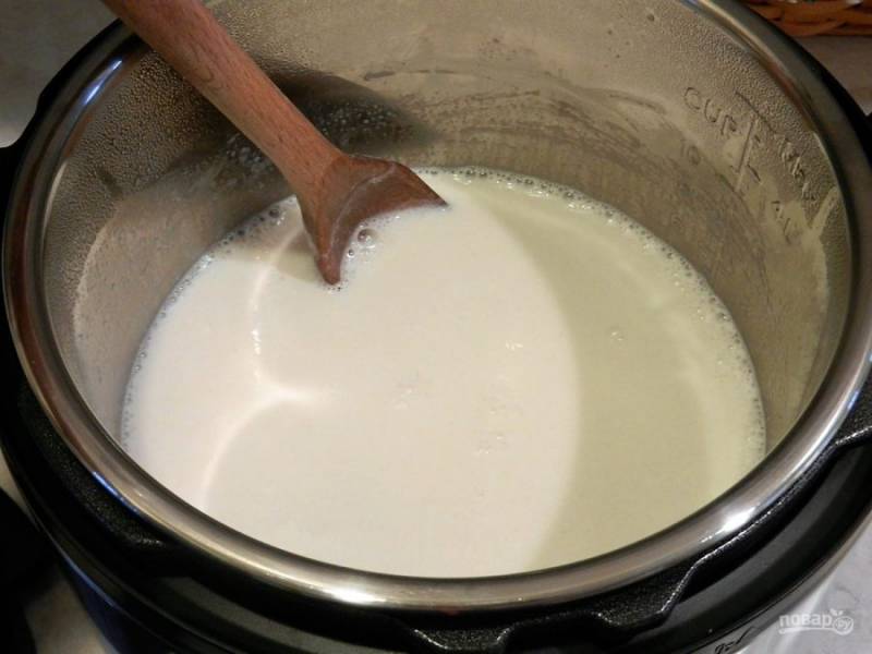 3.	Залейте рис молоком, закройте крышку и включите режим «Каша/Рис», готовьте 70 минут. 