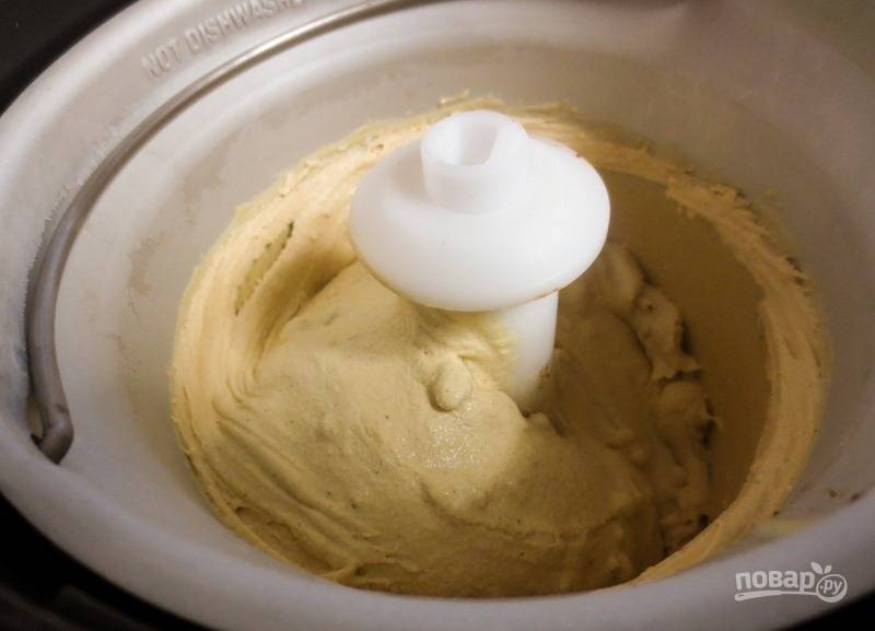 Добавьте оставшийся бурбон к крему. Затем влейте его в мороженицу и добавьте яблоки. Взбивайте до готовности.