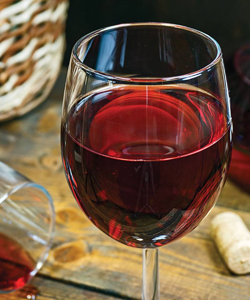 5. Затем разливаем вино по чистым бутылкам и храним в погребе. А можно сразу снять пробу с прозрачного и вкусного вина! 