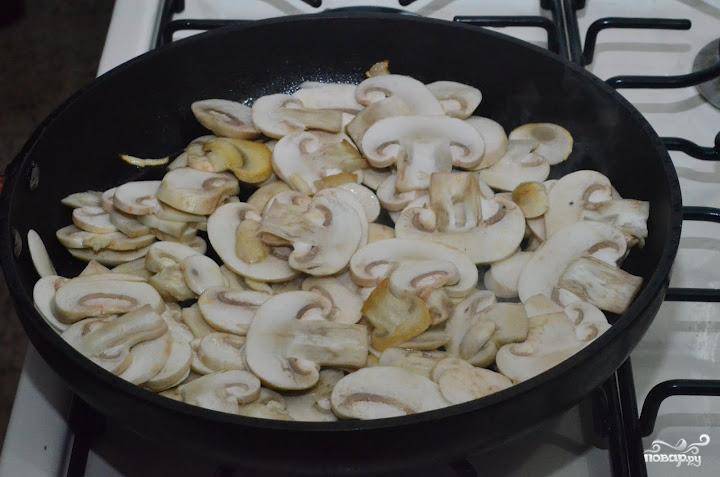 В другую разогретую сковороду с оливковым маслом бросаем нарезанные грибы, солим и обжариваем на среднем огне.