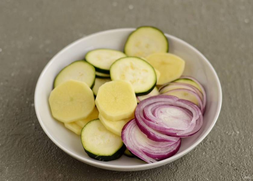 Нарежьте овощи на кружочки. Картофель потоньше, цукини потолще. 