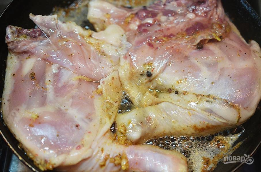 5. Сковороду смажьте растопленным сливочным маслом, выложите цыпленка кожей вниз. Поставьте груз, обжарьте до хрустящей корочки.