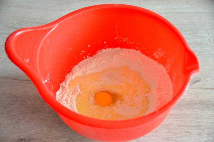 Добавьте 1 яйцо и 35 грамм растопленного сливочного масла.