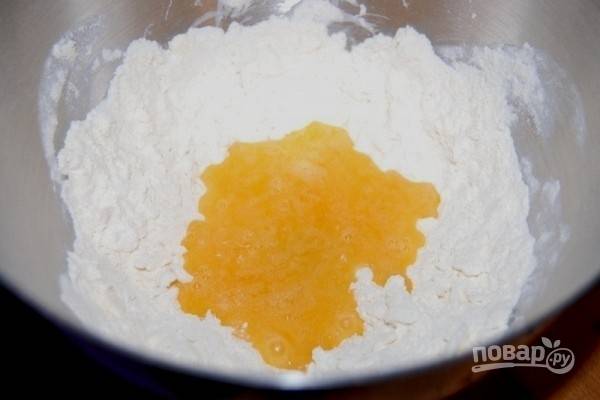 2. Перемешайте яйца с сахаром и добавьте в муку вместе с ванилином.