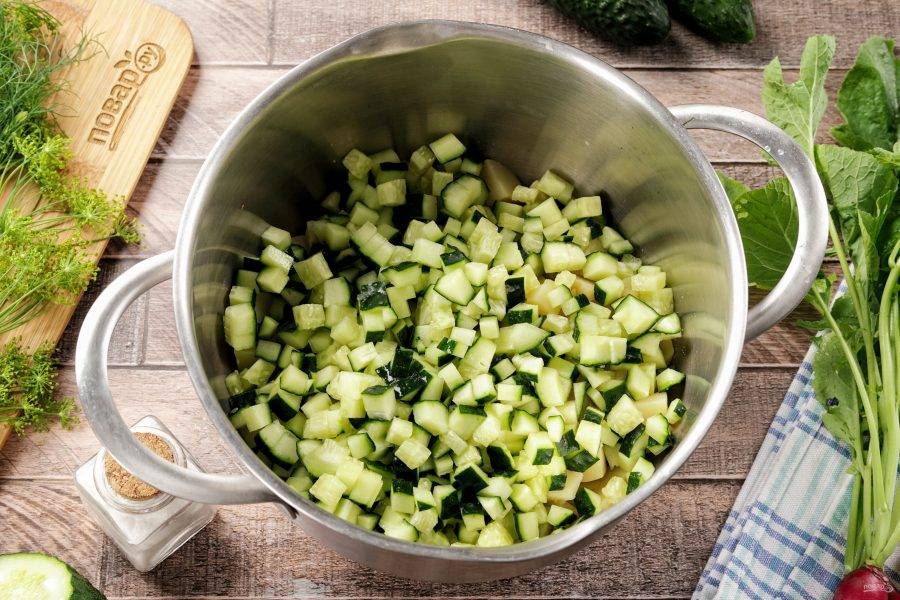 Огурцы так же нарежьте кубиком.