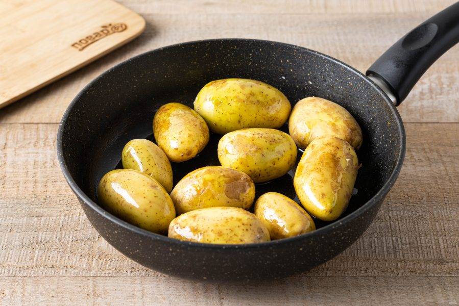 Разогрейте сковороду с растительным маслом. Выложите картофель.