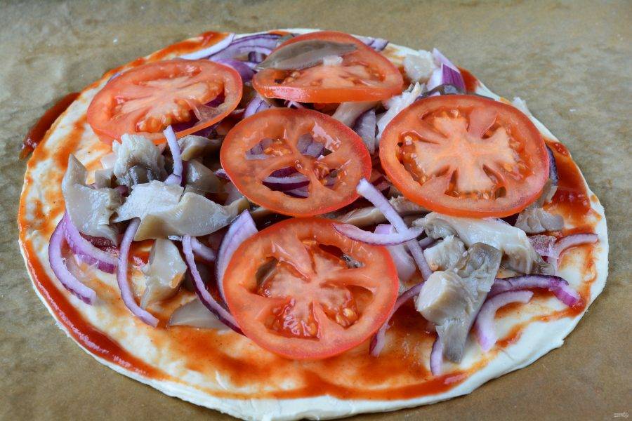 Выложите начинку на пиццу и поставьте запекаться в духовку на 15 минут при температуре 200-220 градусов.