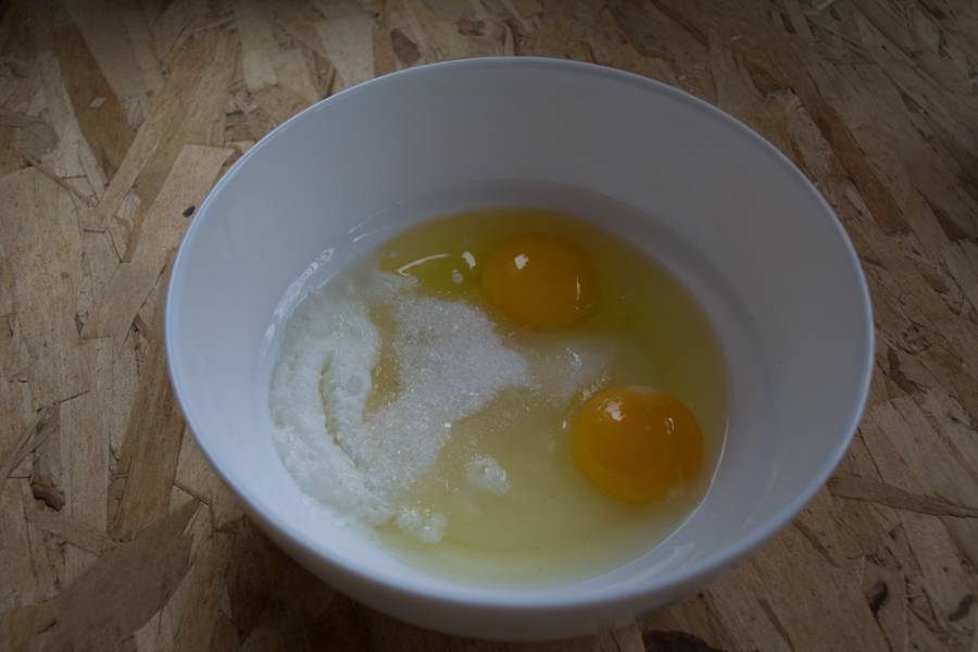 В  миску вбейте указанное количество яиц.  Добавьте сахар, соль и разрыхлитель. Разрыхлитель можно и не добавлять, но с ним блины дырчатее и нежнее.