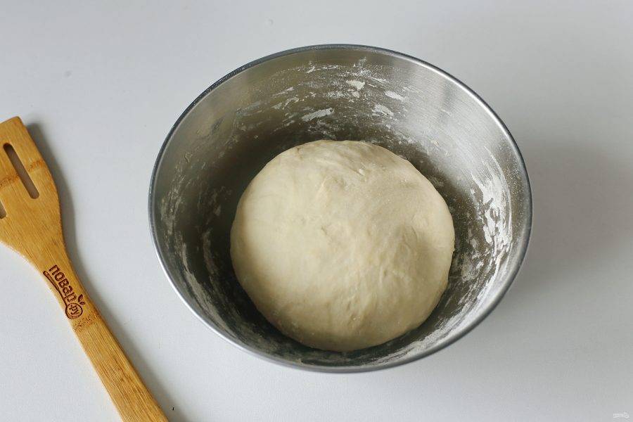Муку подсыпайте до тех пор, пока тесто не станет упругое и эластичное. Соберите его в шар, накройте полотенцем и оставьте на столе отдохнуть примерно на час.
