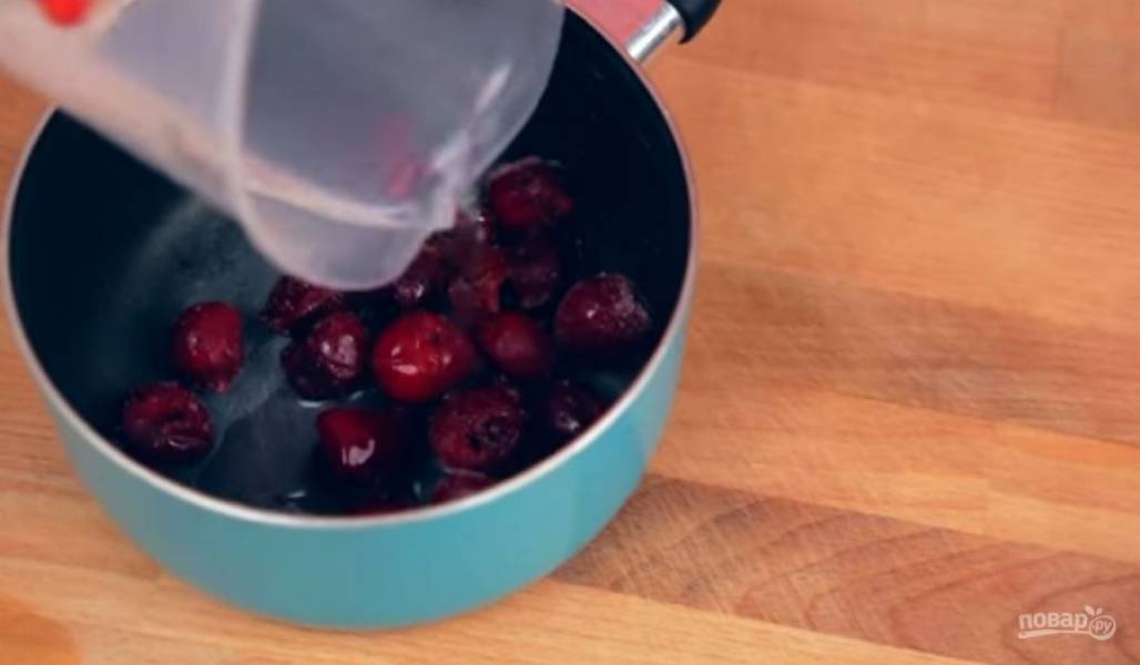 1. Ягоды выложите в сотейник и добавьте к ним немного воды. Доведите смесь до кипения и кипятите до тех пор, пока ягоды не превратятся в пюре. 