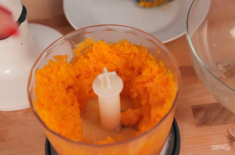 1. Для начала отварите морковь до готовности. Затем натрите ее с помощью терки или измельчите блендером. 