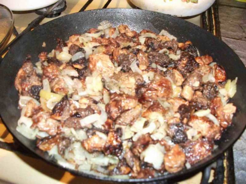 На другой сковороде на сливочном масле обжариваем грибы, добавляем к ним лук. Соль и перец по вкусу.