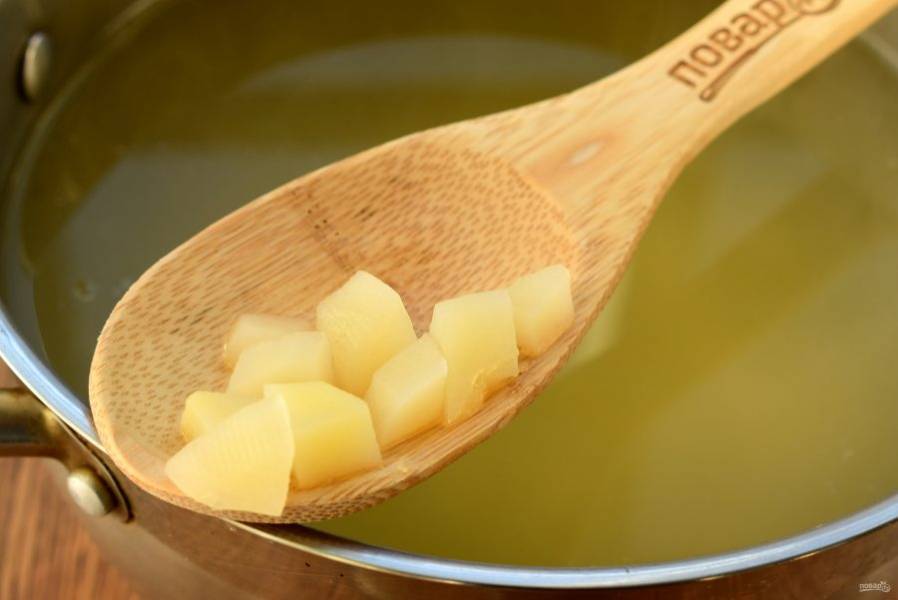 Морковь и лук нарежьте мелкими кубиками, картофель — средними. Картофель опустите в кипящий бульон и варите до мягкости.
