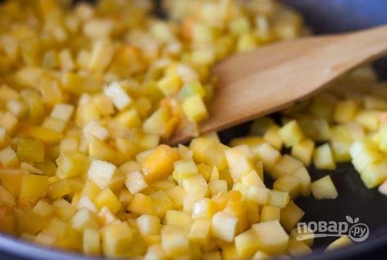 Тыкву очистите от кожуры, вымойте и обсушите. Острым ножом нарежьте на маленькие кубики (в полсантиметра шириной). Выложите кубики тыквы на сковороду, обжаривайте, пока овощ не стает мягким. 