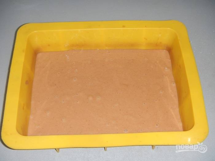 Форму для выпечки смажьте маслом. В неё влейте тесто. Запекайте бисквит при 180 градусах в течение получаса.
