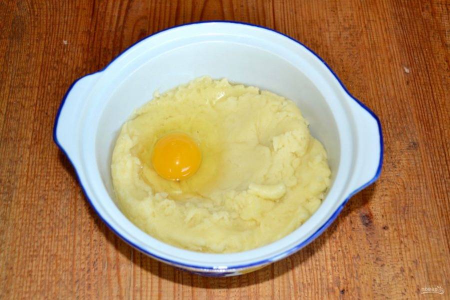 В теплое, но уже не горячее тесто, по одному вбивайте яйца. Очень важно тщательно вымешать тесто прежде, чем добавлять следующее яйцо. 