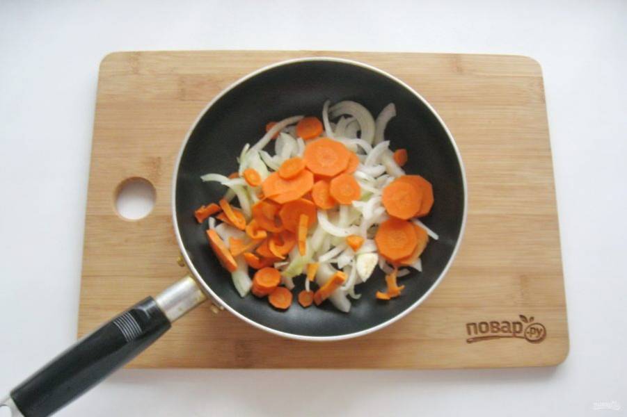 Репчатый лук и морковь очистите, помойте и нарежьте. Выложите в сковороду.