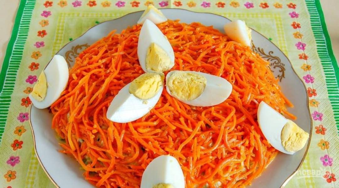 Последним слоем выложите морковь. Украсьте салат яйцом. Приятного аппетита!
