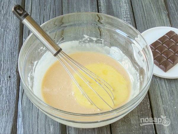В конце растопите масло и отправьте его в тесто. Оставьте массу в тёплом месте под плёнкой на 1 час.