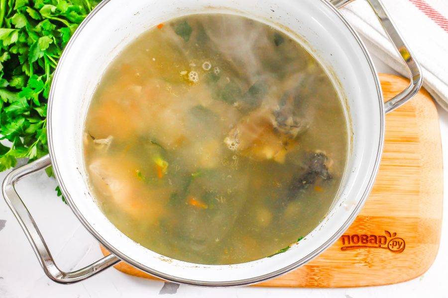 Отварите суп еще 5-6 минут и попробуйте его на вкус. По желанию добавьте в бульон молотый чеснок или свежую зелень.