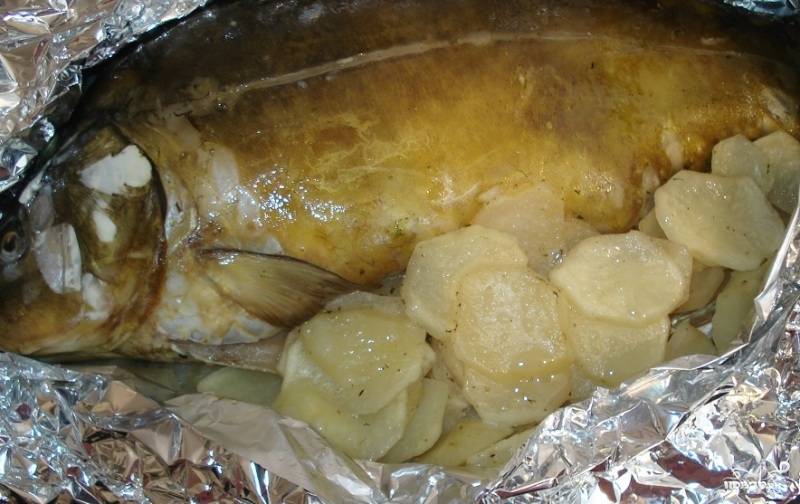 Рыба и картофель в фольге на сковороде