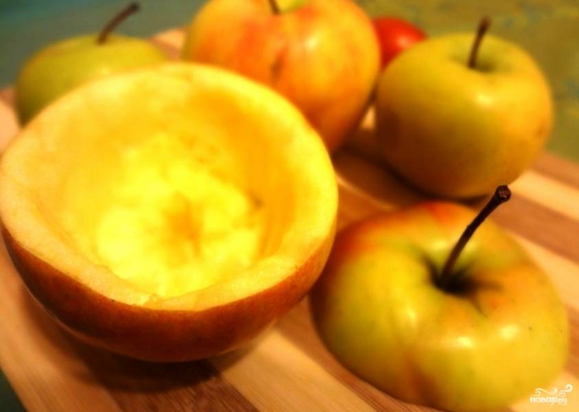 Яблоки моем, срезаем верхушки, вырезаем сердцевину и мякоть. Оставляем только своеобразную тарелочку из яблока толщиной в 1 см.