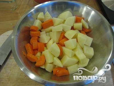 Подготовьте морковь и картофель, порежьте их кубиками.