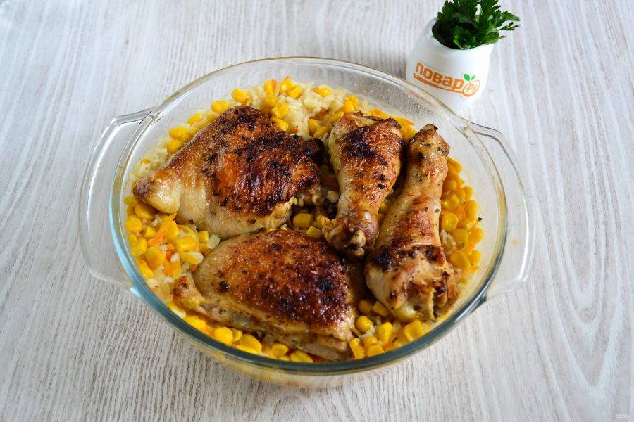 Курица с рисом и кукурузой в духовке готова. Подавайте горячей прямо в форме, в которой она готовилась. Приятного аппетита!