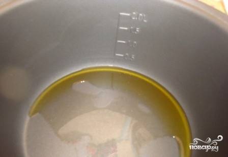 В чашу мультиварки наливаем растительное масло.