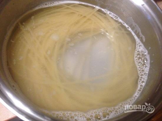 1. Поставим отвариваться спагетти в подсоленной воде. За минуту до готовности спагетти откидываем на дуршлаг, но воду, в которой они варились, не выливаем!