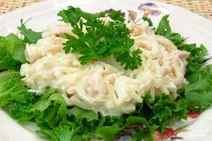 Мягкий салат с кальмарами и плавленым сыром и салат из кальмаров с яйцом, огурцом и плавленым сыром