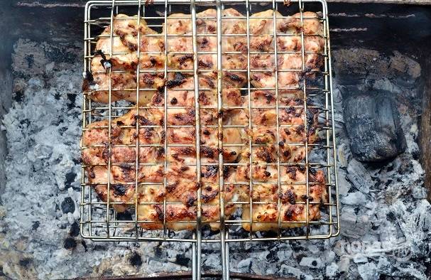 ШАШЛЫК ИЗ КУРИНЫХ НОЖЕК В МАРИНАДЕ ИЗ КИВИ