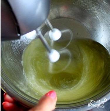 1. Белки отделите от желтков и взбейте со щепоткой соли в крепкую пену. 