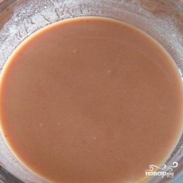 Готовим соус: необходимо смешать воду с мукой, сметаной и томатной пастой.