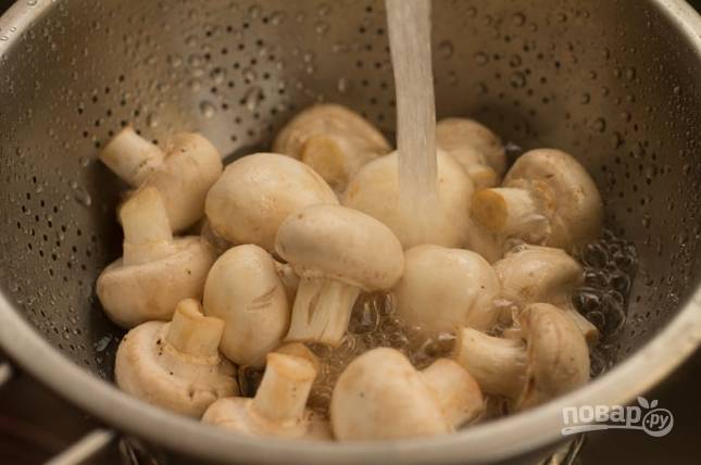 Поставьте отвариваться рис по инструкции, а пока хорошенько промойте грибы.